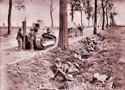 Canadian Soldiers on the Arras-Cambrai Road : September 1918